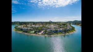 una vista aérea de una isla en el agua en Waterfront 3 Bedroom House in Family Friendly Resort, en Gold Coast