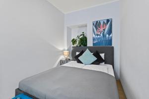 Postel nebo postele na pokoji v ubytování Fast Wifi I 4 min to U3 Zipperer Straße