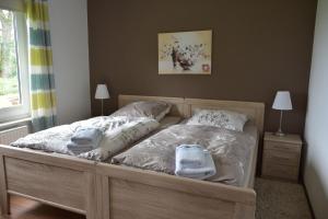 a bedroom with a bed with two towels on it at Inselhof Steengrafe - Strandblick in Schwanewede