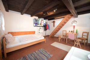 A bed or beds in a room at Gästehaus Nitsch