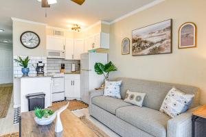 Η κουζίνα ή μικρή κουζίνα στο Walk to Galveston Beach Condo with Ocean Views!