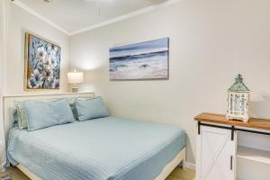 Ένα ή περισσότερα κρεβάτια σε δωμάτιο στο Walk to Galveston Beach Condo with Ocean Views! +17 φωτογραφίες