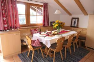 Fotografia z galérie ubytovania Ski in out! Gemütliche Dachgeschosswohnung v destinácii Königsleiten