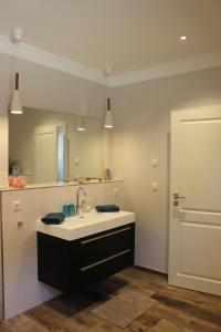 a bathroom with a sink and a mirror at Bauernhof Höpner Ferienwohnung "Zweisamkeit" in Vadersdorf