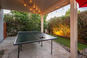 Πινγκ πονγκ στο Indio Zen Retreat Pool Spa Home Sleeps ή εκεί κοντά