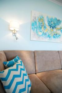 een bank met een blauw en wit kussen erop bij STRANDIDYLL, 58 - Typ A1S in Grömitz