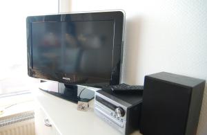 een computermonitor, een speaker en een laptop op een bureau bij STRANDIDYLL, 58 - Typ A1S in Grömitz