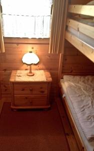 Un pat sau paturi într-o cameră la Ferienhaus Nr 24, Typ A, Feriendorf Jägerpark, Bayerischer Wald +9 fotografii