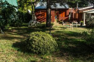 un patio con una casa, una mesa y sillas en Casas Mañanas de Sol, en Balneario Pehuén-Có