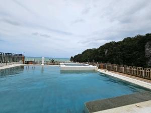 Bazén v ubytování Airusxander Beach Resort nebo v jeho okolí