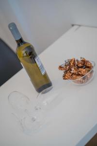 a bottle of wine and a bowl of nuts at Scheune 8 in Gollendorf