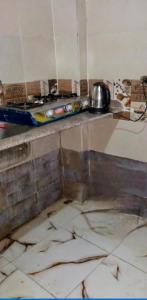 a kitchen counter with a tea pot on top of it at tmem home in Jazīrat Aswān