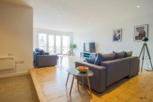 Et opholdsområde på The Penthouse at Bridge Apartments