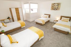 En eller flere senge i et værelse på The Penthouse at Bridge Apartments