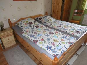 Una cama con edredón en un dormitorio en Dorsch, en Großenbrode-Kai