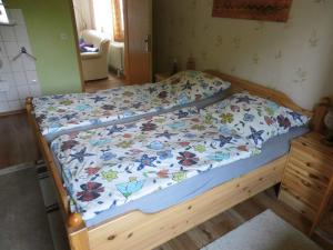 Una cama con una colcha con mariposas. en Dorsch, en Großenbrode-Kai 8 fotos más