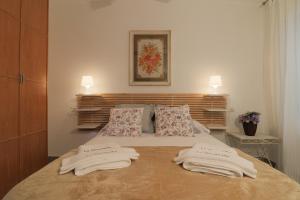 A bed or beds in a room at C52 - Seaside 2 Bedrooms By the Center