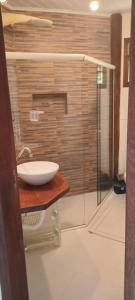 Et badeværelse på Moana Flat bungalow térreo pertinho da praia