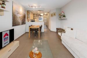una sala de estar con un sofá y una mesa en Bellrose 1401, en Oostduinkerke
