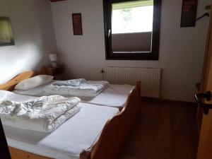 two twin beds in a room with a window at Bungalow M 43 in Burhave in Burhave
