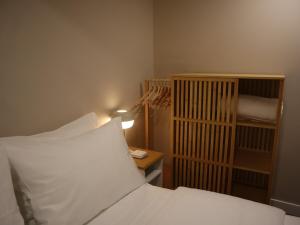 Postel nebo postele na pokoji v ubytování Great place to stay in Winnipeg with free parking, private entrance