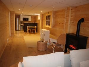 Posezení v ubytování Great place to stay in Winnipeg with free parking, private entrance