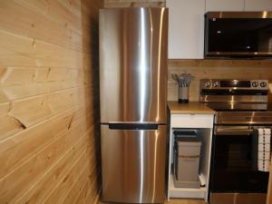 Kuchyň nebo kuchyňský kout v ubytování Great place to stay in Winnipeg with free parking, private entrance