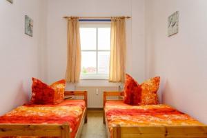 two beds in a room with a window at Strandnelke in Graal-Müritz