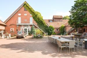 a table and chairs in front of a building at Ferienhof Frohne - Zum wilden Eber in Merzen