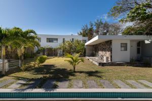 a house with a yard with a swimming pool at Villa de l'Océan by muse villas in Poste Lafayette