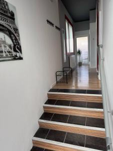 een hal met zwarte en witte tegeltrappen bij Apartman Pupi in Osijek