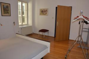 a room with a bed and a tripod and an umbrella at Wohnung mit einem Schlafzimmer in Graz