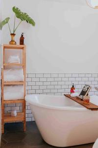 Un baño de The Wayward Inn
