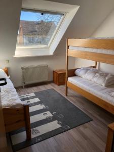 une chambre avec deux lits superposés et une fenêtre dans l'établissement To Hus, Reihenhaus 7, à Kellenhusen