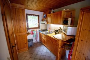 Kuchyň nebo kuchyňský kout v ubytování Ferienhaus Kahl