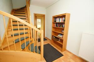 Knihovna v apartmánu
