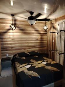 une chambre avec un lit et un ventilateur de plafond dans l'établissement La casita, à Puerto Viejo