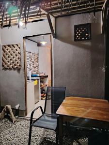 une salle à manger avec une table et une chaise dans l'établissement La casita, à Puerto Viejo