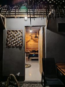 une chambre avec une porte menant à une chambre avec un lit dans l'établissement La casita, à Puerto Viejo