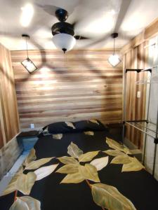 - une chambre avec un grand lit recouvert de feuilles dans l'établissement La casita, à Puerto Viejo 25 autres photos