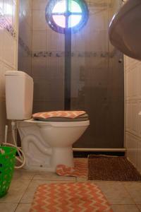 Koupelna v ubytování Apto a 5 minutos da Praia de Peró, em Cabo Frio RJ