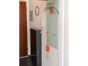 een keuken met een koelkast in de kamer bij Fewo 91 WHG A 12 in Burhave in Burhave