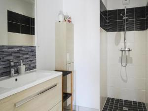 un baño con lavabo y ducha en Chalet near Cap Frehel with Coastal Views, en Fréhel 30 fotos más