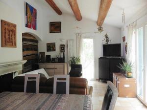 Μια τηλεόραση ή/και κέντρο ψυχαγωγίας στο Cozy Vacation House with Pool, Vernègues