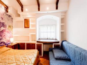 Un dormitorio con un sofá azul y una ventana. en Appartement in Imperia, en Imperia