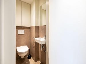 un baño con inodoro y lavabo en Apartment by Belgian Coast with Beach Views, en Oostduinkerke 32 fotos más