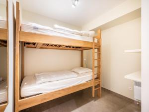 una habitación con literas y dos literas en Apartment by Belgian Coast with Beach Views, en Oostduinkerke