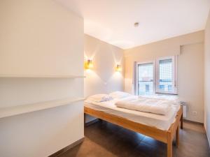 Un dormitorio con una cama y una ventana en Apartment on Belgian Coast with Sea Views, en Oostduinkerke