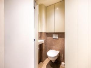 un baño con inodoro y lavabo en Apartment on Belgian Coast with Sea Views, en Oostduinkerke 32 fotos más