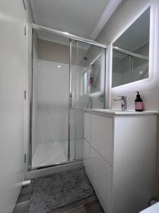 Ένα μπάνιο στο Cozy Ensuite Room with Amenities & Private Entrance